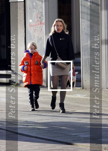Amsterdam 7 november 2020
Suze Mens met haar zoon op straat in Amsterdam zuid