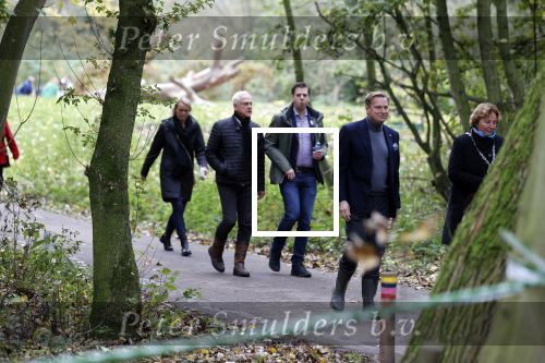 Alphen aan de Rijn 10 november 2021
Prinses Irene opent de Nationale Boomfeestdag. Samen met haar zoon prins Carlos, haar dochter prinses Margarita, schoondochter Viktoria en kleinkinderen plantte ze een Levensboom (een populier) in haar eigen Prinses IreneBos. Sterre Koning trad op . Albert Verlinde