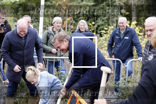 Alphen aan de Rijn 10 november 2021
Prinses Irene opent de Nationale Boomfeestdag. Samen met haar zoon prins Carlos, haar dochter prinses Margarita, schoondochter Viktoria en kleinkinderen plantte ze een Levensboom (een populier) in haar eigen Prinses IreneBos. Sterre Koning trad op . Albert Verlinde