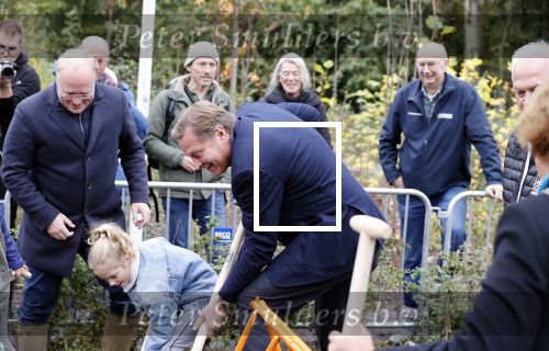Alphen aan de Rijn 10 november 2021
Prinses Irene opent de Nationale Boomfeestdag. Samen met haar zoon prins Carlos, haar dochter prinses Margarita, schoondochter Viktoria en kleinkinderen plantte ze een Levensboom (een populier) in haar eigen Prinses IreneBos. Sterre Koning trad op . Albert Verlinde