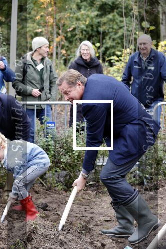 Alphen aan de Rijn 10 november 2021
Prinses Irene opent de Nationale Boomfeestdag. Samen met haar zoon prins Carlos, haar dochter prinses Margarita, schoondochter Viktoria en kleinkinderen plantte ze een Levensboom (een populier) in haar eigen Prinses IreneBos. Sterre Koning trad op . Albert Verlinde