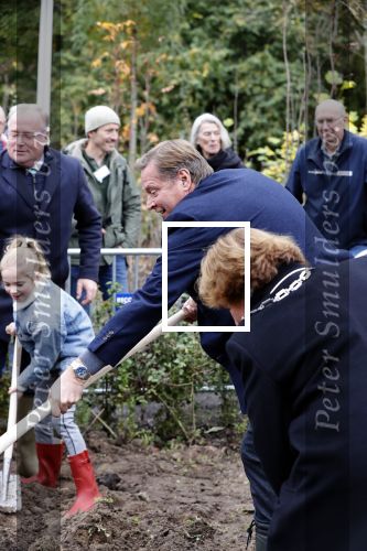 Alphen aan de Rijn 10 november 2021
Prinses Irene opent de Nationale Boomfeestdag. Samen met haar zoon prins Carlos, haar dochter prinses Margarita, schoondochter Viktoria en kleinkinderen plantte ze een Levensboom (een populier) in haar eigen Prinses IreneBos. Sterre Koning trad op . Albert Verlinde