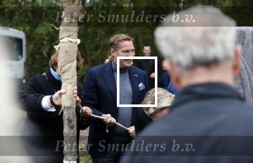 Alphen aan de Rijn 10 november 2021
Prinses Irene opent de Nationale Boomfeestdag. Samen met haar zoon prins Carlos, haar dochter prinses Margarita, schoondochter Viktoria en kleinkinderen plantte ze een Levensboom (een populier) in haar eigen Prinses IreneBos. Sterre Koning trad op . Albert Verlinde