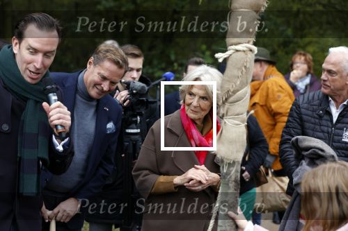 Alphen aan de Rijn 10 november 2021
Prinses Irene opent de Nationale Boomfeestdag. Samen met haar zoon prins Carlos, haar dochter prinses Margarita, schoondochter Viktoria en kleinkinderen plantte ze een Levensboom (een populier) in haar eigen Prinses IreneBos. Sterre Koning trad op . Albert Verlinde