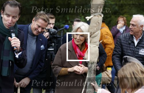 Alphen aan de Rijn 10 november 2021
Prinses Irene opent de Nationale Boomfeestdag. Samen met haar zoon prins Carlos, haar dochter prinses Margarita, schoondochter Viktoria en kleinkinderen plantte ze een Levensboom (een populier) in haar eigen Prinses IreneBos. Sterre Koning trad op . Albert Verlinde