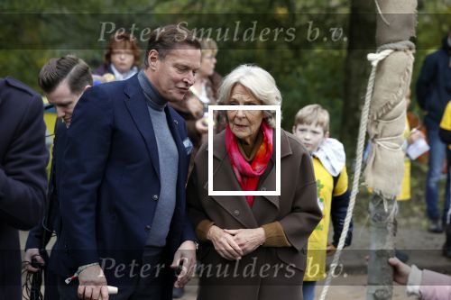 Alphen aan de Rijn 10 november 2021
Prinses Irene opent de Nationale Boomfeestdag. Samen met haar zoon prins Carlos, haar dochter prinses Margarita, schoondochter Viktoria en kleinkinderen plantte ze een Levensboom (een populier) in haar eigen Prinses IreneBos. Sterre Koning trad op . Albert Verlinde