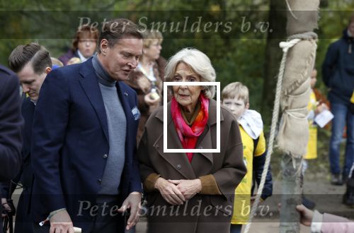 Alphen aan de Rijn 10 november 2021
Prinses Irene opent de Nationale Boomfeestdag. Samen met haar zoon prins Carlos, haar dochter prinses Margarita, schoondochter Viktoria en kleinkinderen plantte ze een Levensboom (een populier) in haar eigen Prinses IreneBos. Sterre Koning trad op . Albert Verlinde