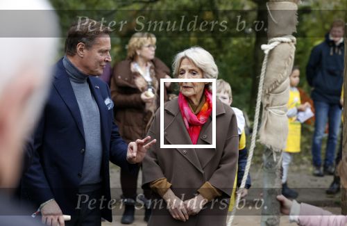 Alphen aan de Rijn 10 november 2021
Prinses Irene opent de Nationale Boomfeestdag. Samen met haar zoon prins Carlos, haar dochter prinses Margarita, schoondochter Viktoria en kleinkinderen plantte ze een Levensboom (een populier) in haar eigen Prinses IreneBos. Sterre Koning trad op . Albert Verlinde