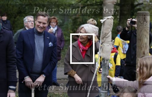 Alphen aan de Rijn 10 november 2021
Prinses Irene opent de Nationale Boomfeestdag. Samen met haar zoon prins Carlos, haar dochter prinses Margarita, schoondochter Viktoria en kleinkinderen plantte ze een Levensboom (een populier) in haar eigen Prinses IreneBos. Sterre Koning trad op . Albert Verlinde