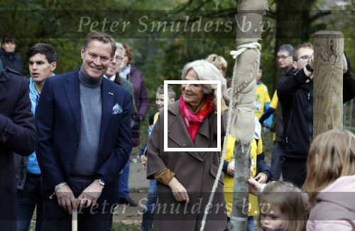 Alphen aan de Rijn 10 november 2021
Prinses Irene opent de Nationale Boomfeestdag. Samen met haar zoon prins Carlos, haar dochter prinses Margarita, schoondochter Viktoria en kleinkinderen plantte ze een Levensboom (een populier) in haar eigen Prinses IreneBos. Sterre Koning trad op . Albert Verlinde