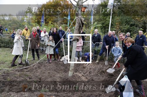 Alphen aan de Rijn 10 november 2021
Prinses Irene opent de Nationale Boomfeestdag. Samen met haar zoon prins Carlos, haar dochter prinses Margarita, schoondochter Viktoria en kleinkinderen plantte ze een Levensboom (een populier) in haar eigen Prinses IreneBos. Sterre Koning trad op . Albert Verlinde