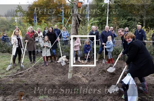 Alphen aan de Rijn 10 november 2021
Prinses Irene opent de Nationale Boomfeestdag. Samen met haar zoon prins Carlos, haar dochter prinses Margarita, schoondochter Viktoria en kleinkinderen plantte ze een Levensboom (een populier) in haar eigen Prinses IreneBos. Sterre Koning trad op . Albert Verlinde