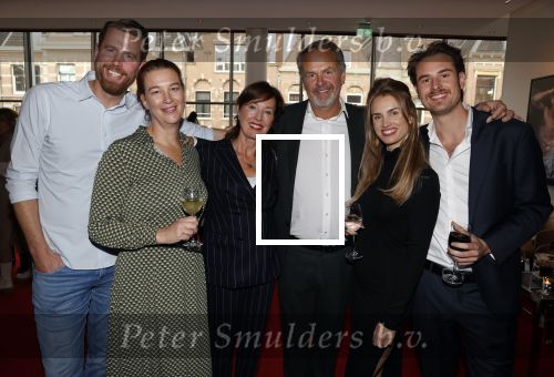 Amsterdam 18 oktober 2021
Boekpresentatie Andre v Duin geschreven door Bert Kuizenga . De presentatie vindt plaats in het DeLamar theater. Bert Kuizenga met vrouw kinderen en familie