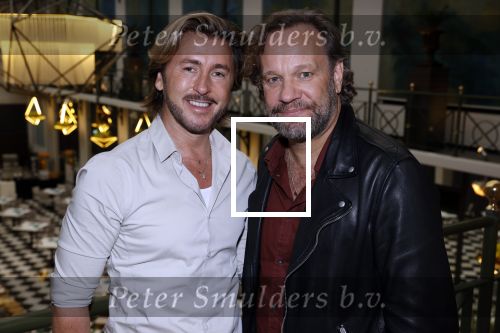 Amsterdam 30 oktober 2021
Boekpresentatie Jim bakkum in hotel Krasnapolsy.
Jim reikt het eerste boek uit aan zijn kinderen. Ook zijn vrouw Bettina Holwerda is natuurlijk aanwezig. carlo Boszhard kwam met zijn partner Herald