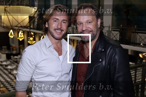 Amsterdam 30 oktober 2021
Boekpresentatie Jim bakkum in hotel Krasnapolsy.
Jim reikt het eerste boek uit aan zijn kinderen. Ook zijn vrouw Bettina Holwerda is natuurlijk aanwezig. carlo Boszhard kwam met zijn partner Herald