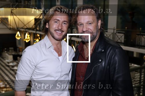 Amsterdam 30 oktober 2021
Boekpresentatie Jim bakkum in hotel Krasnapolsy.
Jim reikt het eerste boek uit aan zijn kinderen. Ook zijn vrouw Bettina Holwerda is natuurlijk aanwezig. carlo Boszhard kwam met zijn partner Herald