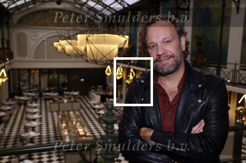 Amsterdam 30 oktober 2021
Boekpresentatie Jim bakkum in hotel Krasnapolsy.
Jim reikt het eerste boek uit aan zijn kinderen. Ook zijn vrouw Bettina Holwerda is natuurlijk aanwezig. carlo Boszhard kwam met zijn partner Herald