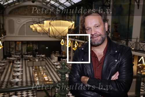 Amsterdam 30 oktober 2021
Boekpresentatie Jim bakkum in hotel Krasnapolsy.
Jim reikt het eerste boek uit aan zijn kinderen. Ook zijn vrouw Bettina Holwerda is natuurlijk aanwezig. carlo Boszhard kwam met zijn partner Herald