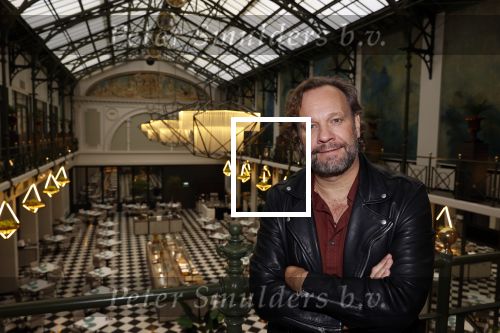 Amsterdam 30 oktober 2021
Boekpresentatie Jim bakkum in hotel Krasnapolsy.
Jim reikt het eerste boek uit aan zijn kinderen. Ook zijn vrouw Bettina Holwerda is natuurlijk aanwezig. carlo Boszhard kwam met zijn partner Herald