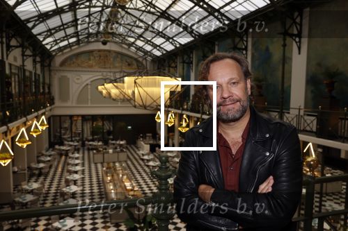 Amsterdam 30 oktober 2021
Boekpresentatie Jim bakkum in hotel Krasnapolsy.
Jim reikt het eerste boek uit aan zijn kinderen. Ook zijn vrouw Bettina Holwerda is natuurlijk aanwezig. carlo Boszhard kwam met zijn partner Herald