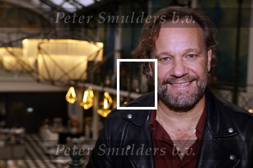 Amsterdam 30 oktober 2021
Boekpresentatie Jim bakkum in hotel Krasnapolsy.
Jim reikt het eerste boek uit aan zijn kinderen. Ook zijn vrouw Bettina Holwerda is natuurlijk aanwezig. carlo Boszhard kwam met zijn partner Herald