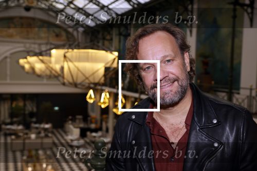 Amsterdam 30 oktober 2021
Boekpresentatie Jim bakkum in hotel Krasnapolsy.
Jim reikt het eerste boek uit aan zijn kinderen. Ook zijn vrouw Bettina Holwerda is natuurlijk aanwezig. carlo Boszhard kwam met zijn partner Herald