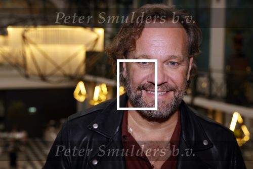 Amsterdam 30 oktober 2021
Boekpresentatie Jim bakkum in hotel Krasnapolsy.
Jim reikt het eerste boek uit aan zijn kinderen. Ook zijn vrouw Bettina Holwerda is natuurlijk aanwezig. carlo Boszhard kwam met zijn partner Herald