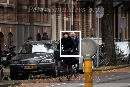 Amsterdam 6 november 2021
Chazia Mourali met haar man Marc Schroder op de fiets in Amsterdam zuid