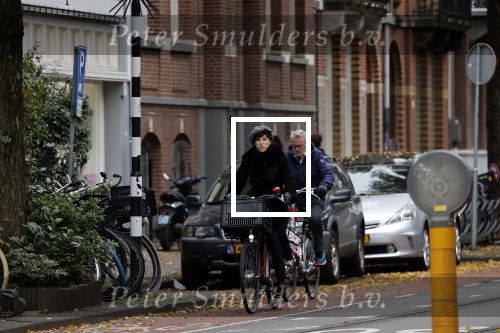 Amsterdam 6 november 2021
Chazia Mourali met haar man Marc Schroder op de fiets in Amsterdam zuid