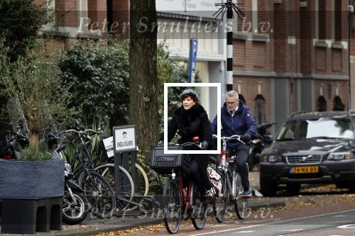 Amsterdam 6 november 2021
Chazia Mourali met haar man Marc Schroder op de fiets in Amsterdam zuid