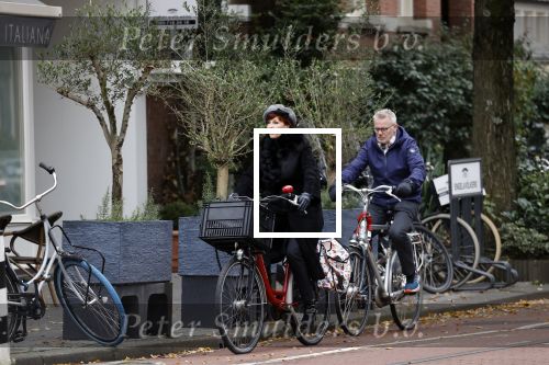 Amsterdam 6 november 2021
Chazia Mourali met haar man Marc Schroder op de fiets in Amsterdam zuid