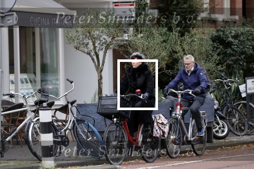 Amsterdam 6 november 2021
Chazia Mourali met haar man Marc Schroder op de fiets in Amsterdam zuid