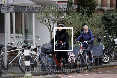 Amsterdam 6 november 2021
Chazia Mourali met haar man Marc Schroder op de fiets in Amsterdam zuid
