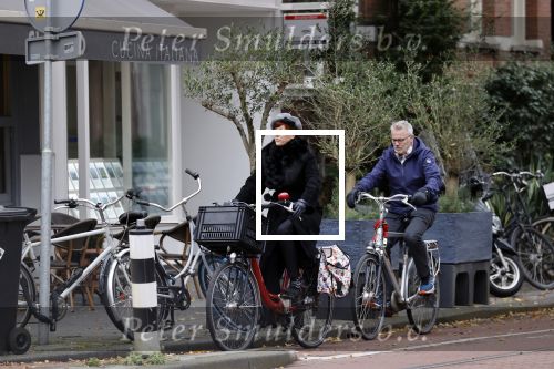 Amsterdam 6 november 2021
Chazia Mourali met haar man Marc Schroder op de fiets in Amsterdam zuid