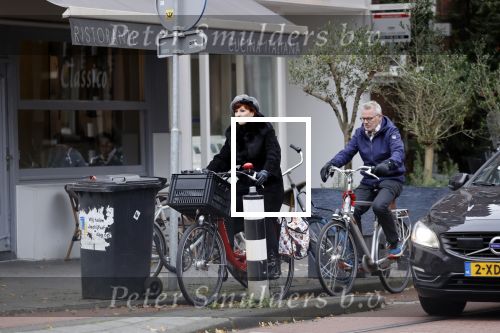 Amsterdam 6 november 2021
Chazia Mourali met haar man Marc Schroder op de fiets in Amsterdam zuid