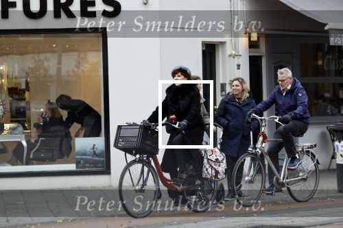 Amsterdam 6 november 2021
Chazia Mourali met haar man Marc Schroder op de fiets in Amsterdam zuid