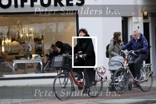 Amsterdam 6 november 2021
Chazia Mourali met haar man Marc Schroder op de fiets in Amsterdam zuid