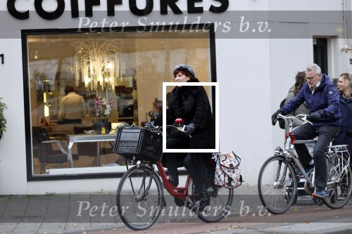 Amsterdam 6 november 2021
Chazia Mourali met haar man Marc Schroder op de fiets in Amsterdam zuid