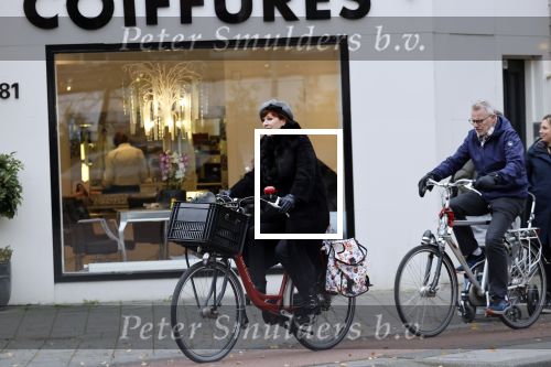 Amsterdam 6 november 2021
Chazia Mourali met haar man Marc Schroder op de fiets in Amsterdam zuid