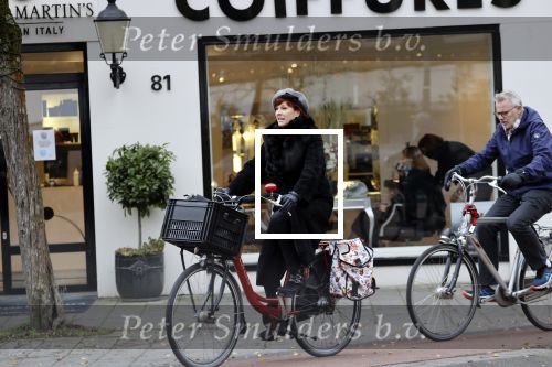Amsterdam 6 november 2021
Chazia Mourali met haar man Marc Schroder op de fiets in Amsterdam zuid