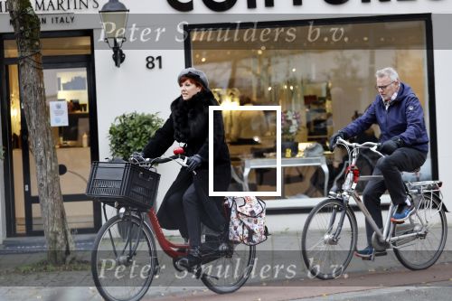 Amsterdam 6 november 2021
Chazia Mourali met haar man Marc Schroder op de fiets in Amsterdam zuid