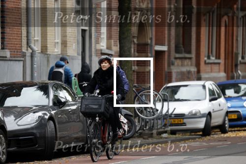 Amsterdam 6 november 2021
Chazia Mourali met haar man Marc Schroder op de fiets in Amsterdam zuid
