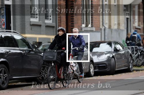Amsterdam 6 november 2021
Chazia Mourali met haar man Marc Schroder op de fiets in Amsterdam zuid