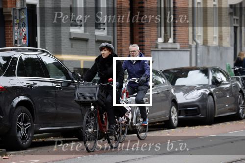Amsterdam 6 november 2021
Chazia Mourali met haar man Marc Schroder op de fiets in Amsterdam zuid