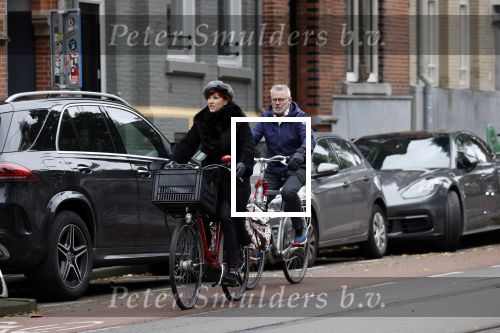 Amsterdam 6 november 2021
Chazia Mourali met haar man Marc Schroder op de fiets in Amsterdam zuid