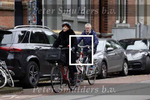 Amsterdam 6 november 2021
Chazia Mourali met haar man Marc Schroder op de fiets in Amsterdam zuid