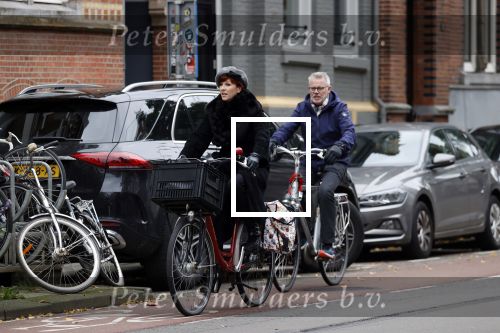 Amsterdam 6 november 2021
Chazia Mourali met haar man Marc Schroder op de fiets in Amsterdam zuid