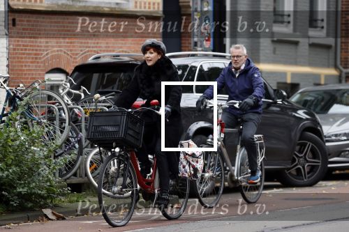 Amsterdam 6 november 2021
Chazia Mourali met haar man Marc Schroder op de fiets in Amsterdam zuid