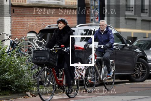 Amsterdam 6 november 2021
Chazia Mourali met haar man Marc Schroder op de fiets in Amsterdam zuid
