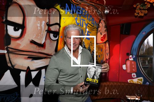 Amsterdam 13 november 2021
Dries Roelvink met zijn boek bij the Harbour Club Amsterdam zuid